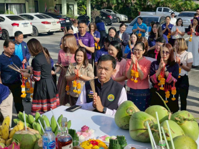 พิธีสักการะสิ่งศักดิ์สิทธิ์ไหว้ศาลพระภูมิเจ้าที่ สำนักงานสหกรณ์จังหวัดเชียงราย ... พารามิเตอร์รูปภาพ 1